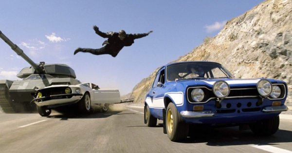 Компактният Ford от 1970 година особено се откроява на фона на скъпите суперколи от последните ленти на поредицата. Пъргавата ралиджийска машина участва в най-мащабната сцена от шестия филм и оцеля в сражение с истински танк.