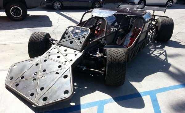 Това е може би най-откаченият автомобил, създаван в 20-годишната история на сагата. Прилича на кръстоска между автомобил от Mad Max и болид от Формула 1. Тази кола може да оцелее при челен сблъсък с други превозни средства - благодарение на ниския профил и клиновидния преден край, автомобилите на противниците летят във въздуха.

Flip Car е оборудван с 8-цилиндров двигател с 480 конски сили и тристепенен автоматик.