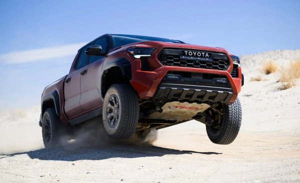 Този пикап порасна доста в последните години и актуалното му поколение е дълго до 5.74 метра (в Европа, ако искате автомобил с такива размери, можете да си вземете Rolls-Royce Phantom). В Щатите Tacoma се предлага и с уж по-икономична хибридна версия, но само около 10% от купувачите са се излъгали да си я вземат. Всички останали са избрали 2.4-литровия турбобензин без никакви еко добавки. 


