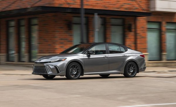 Ето най-после една кола, която се продава и в Америка, и в Европа (включително и в България), при това - с едно и също задвижване. Със смяната на поколенията и американците загубиха правото на V6 и получават същия хибрид, какъвто и европейците. Но има известна разлика в цената: в Америка стартовото ниво на оборудване струва 28 700 долара, или 24 730 евро. В България в момента базовата Camry е намалена... на 38 853 евро. Данъчните специфики обясняват само малка част от тази разлика. 
