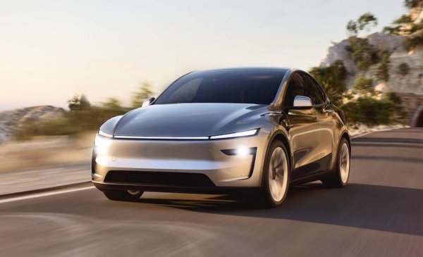 Мимолетното участие на Илон Мъск във властта беше тежък удар за типичния фен на Tesla в Америка. Model Y понесе част от него и регистрира 22% спад на продажбите спрямо 2025. Предстоящото обновяване на модела за 2026 също е повлияло, разбира се. Впрочем данните за Tesla са само приблизителни оценки на експерти, защото компанията на Мъск отказва официално да обявява продажбите си пред регулаторите като всички останали. 
