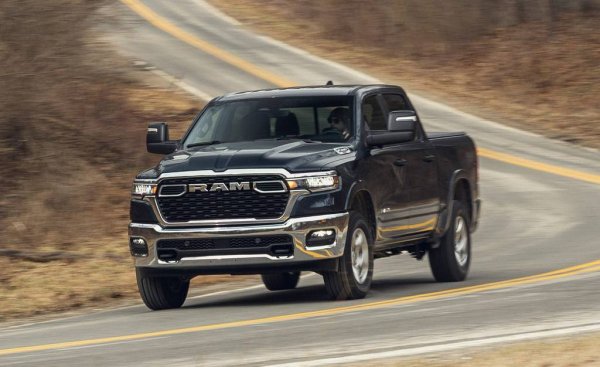 Сгромолясването на Stellantis не е засегнало най-доходния модел на концерна в Америка, който запазва резултата си от 2024 без съществена промяна (с 9% ръст при "леката" версия и точно толкова спад при heavy-duty варианта). 
