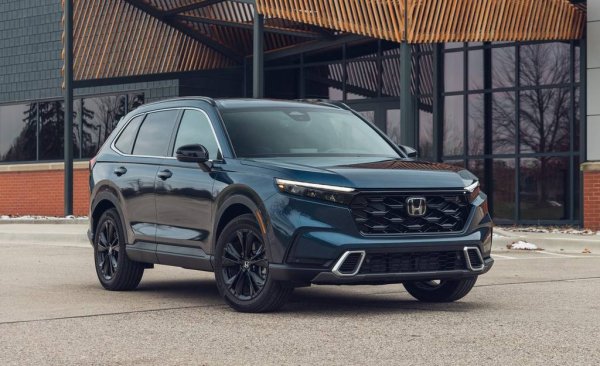 Привидно и тук сме равни с американците: CR-V продължава да се продава и в Европа. Но има и една съществена разлика: на Стария континент Honda се закле да предлага само хибридни и електрически модели, което напомпа стартовата цена на кросоувъра до 53,000 евро в България към този момент. Американците могат да си купят обикновен 1.5 турбобензин без никакви хибриди, но със 190 коня мощност, за 27 180 eвро - кажи-речи наполовина. 
