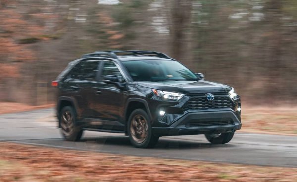 В последната си година на пазара, престарялото пето поколение пак успя да влезе в Топ 3, и дори записа 1% ръст спрямо 2024. Само около 40% от продажбите се падат на хибридните модели, мнозинството клиенти са заложили на класическия 2.5-литров бензинов мотор в съчетание с 8-степенен автоматик. Можем да ги разберем, защото базовата версия струва 29 800 долара, или едва 25 680 евро. Стартовата цена у нас в момента? 42 943 евро. Макар и в малко по-високо ниво на оборудване. 
