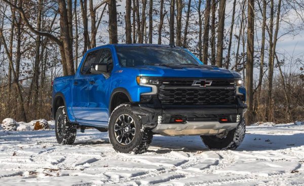 Ето ви я типичната американска кола: с дължина между 5.3 и 6.13 метра, и с тегло доста над два тона за всички версии, без изобщо да смятаме човека зад волана. Тук най-малкият възможен двигател е 2.7-литров четирицилиндров, но той не се радва на особен интерес. За разлика от 4.3-литровия V6, и 5.3- и 6.2-литровите V8. Има и трилитрови дизели. 
На годишна база Silverado има 4% ръст. Тук не е включена електрическата версия, която е пласирала 11 275 бройки. 

