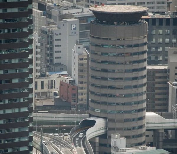 Една от най-любопитните сгради в Япония е Gate Tower в Осака. Тя се появява в резултат на необичаен компромис между собственика на земята и правителство. 5-ти, 6-ти и 7-ми етаж на тази 16-етажна офис сграда са заети от път, минаваща точно през нея. 