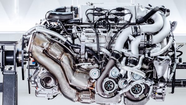 В случая с високопроизводителни двигатели в спортни автомобили, разбира се, това е вярно. Или след т.нар. "чип тунинг", когато налягането се увеличава с помощта на програма и се препоръчва използването на гориво с по-високо октаново число, за да се избегне рискът от детонация.

Някои автомобилни производители позволяват стандартните нискомощни турбо двигатели да се зареждат дори с по-слабо октаново гориво. И то по никакъв начин не се отразява на работата на мотора, който дори при по-сериозни натоварвания не създава проблеми.
