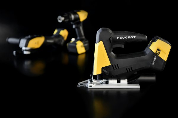 Мелничките за кафе, производство на Peugeot, са не по-малко известни от автомобилите на френската марка. Компанията обаче произвежда и най-различни електрически инструменти. Сред тях са перфоратори, циркуляри, машина за шлифоване и много други. През годините Peugeot е правила (и продължава да прави) велосипеди, чанти, кухненска техника, моторници, авиационни двигатели.