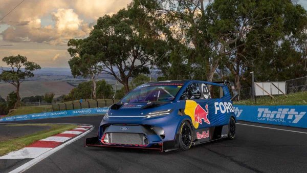 Прототипът Ford SuperVan 4.2 е подготвен за състезанието Пайкс Пийк през 2023 г. Приликата с E-Transit Custom е само външна, но е измамна: типът на каросерията на този автомобил не се вписва в обичайната класификация! Под контурите от въглеродни влакна се крие пространствена рама, в кокпита няма нито един декоративен детайл: само превключвателите, необходими за пилота, и задължителните елементи за безопасност. 

Между другото, колата не е разработена от Ford, а от австрийската състезателна компания STARD.
