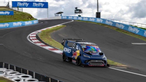 Трите електромотора развиват сумарна мощност от 1428 конски сили, а сцеплението се осигурява от широки гуми Pirelli. Радиаторът отпред е незащитен, гигантският дифузьор и двусекционният спойлер са способни да генерират притискаща сила равна на 2000 кг, но за това е необходимо ускорение до 240 км/ч. 

Щурият ван се оказа бърз не само на Пайкс Пийк. Електрическият автомобил счупи рекорда на Mercedes-AMG GT3 в Австралия на писта "Маунт Панорама".
