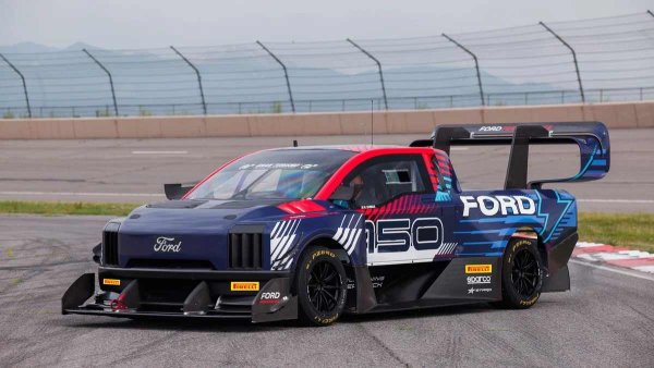 Година по-късно за Пайкс Пийк е създаден друг автомобил. Ванът отстъпва място на пикапа F-150 Lightning. Няма подробности за задвижването, но се знае, че новият бодикит от въглеродни влакна позволява притискащата сила да бъде увеличена до 2722 кг! 

Тъй като техническите изисквания за състезанието са много либерални, Ford залага на истинско чудовище, в сравнение с което както болидите от Формула 1, така и спортните прототипи за "24-те часа на Льо Ман" бледнеят.
