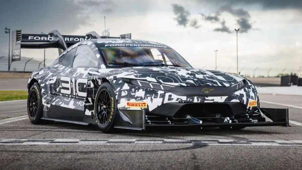 През настоящата година Пайкс Пийк отново ще се проведе със спортен прототип на Ford, но сега за състезанието е подготвен "супермустанг". Името с префикса Mach-E не би трябвало да е объркващо: бодикитът напомня повече на класически пони автомобил, а не на едноименния електрически кросоувър. 

Каросерията е изработена от STARD, а притискащата сила отново е увеличена, този път до 2748 кг. Ford отново пази мълчание за задвижването.
