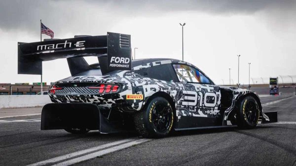 Пиковата мощност вероятно ще надхвърли 1600 конски сили, а електрическата система с литиево-полимерни клетки не се е променяла съществено от три години. Ромен Дюма отново ще бъде зад волана на прототипа: французинът ще трябва да се доближи до абсолютния рекорд на пистата от 7:57,148 мин, който сам постави през 2018 г. с Volkswagen ID. R с мощност 680 конски сили.
