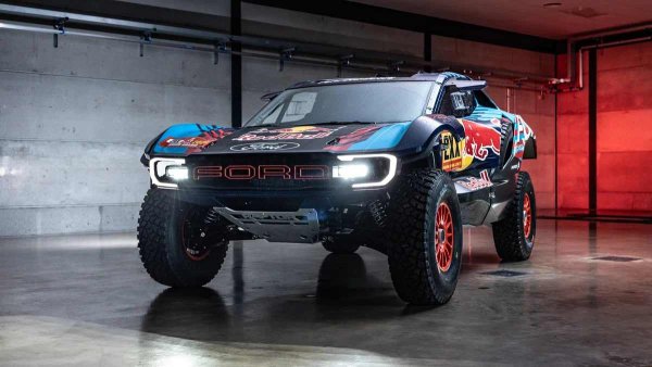 Ford участва не само в шосейни състезания, но и в ралита. За "Дакар" компанията е подготвила всъдехода Raptor T1+, който наподобява цивилните Ford-ове само по дизайна на фаровете. По отношение на формата прототипът е по-близо до бъги. 

Базиран е на стоманена рама, с панели от въглеродни влакна отгоре, и персонализирано шаси: окачване с двойни носачи и регулируеми амортисьори. Пътният просвет е 40 см, ъгълът на заход е над 70 градуса. 37-инчови гуми допълват офроуд картината.
