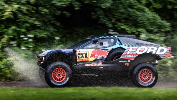 Стандартният петлитров Coyote V8 е адаптиран за рали "Дакар". Двигателят е допълнен със състезателна изпускателна система и система за смазване със сух картер. Мощността не се разкрива, но според регламента тя не не може да надвишава 392 конски сили. 

В дебютния маратон през 2025 г. най-добрият прототип на Raptor T1+ зае трето място: Матиас Екстрьом загуби от победителя с Toyota Hilux с двадесет минути.
