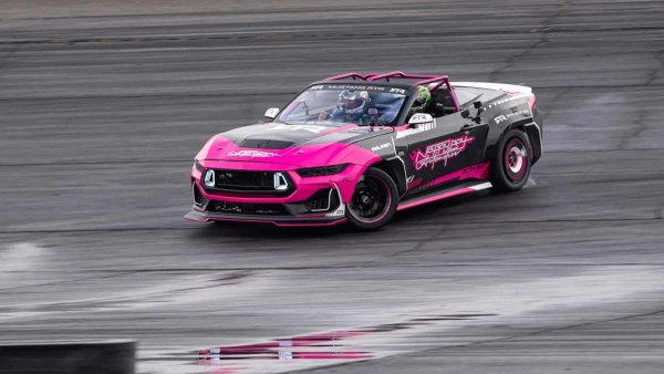 Ателието RTR Vehicles е специализирано в персонализирането на Mustang, а последният му проект по никакъв начин не отстъпва на заводските решения на Ford Performance! За направиха рапъра T-Pain е направен дрифт кабриолет, базиран на модела от седмо поколение. 

Шасито и джантите са същите като на шампионския фастбек от Formula Drift, но каросерията е напълно различна - с полу-безопасна клетка отзад и оригинални въздуховоди отпред.
