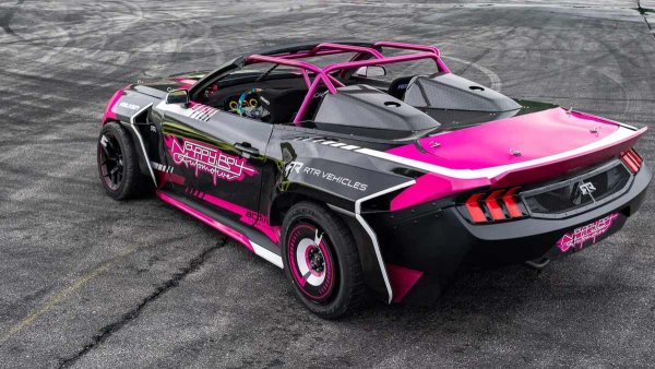 Охлаждането е от съществено значение, защото стандартният 5-литров Coyote V8 е допълнен от 3-литров Whipple компресор, а общата мощност се е удвоила до 1000 конски сили! Всички външни панели, с изключение на броните, са изработени от въглеродни влакна, кокпитът е опростен до краен предел, има преден панел със състезателни инструменти и чудовищна "хидравлика". 

Разбира се, дрифт Mustang RTR е оборудван с механична скоростна кутия. Автомобилът няма разрешение за движение по обществените пътища.
