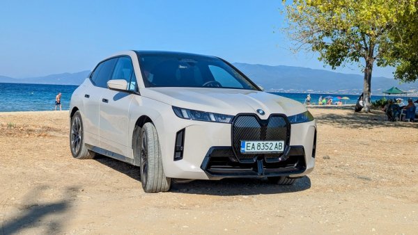 Спрямо 2024: 4% ръст
BMW увеличава още повече преднината си в премиум сегмента. Обичайните бестселъри Х5, Х6 и X7 отбелязват двуцифрен спад в регистрациите (и трите модела са в очакване на ново поколение), но това е напълно компенсирано от 67% ръст при новото Х3 и малко неочакваните 387% ръст при Х4 в последната година от живота на модела (BMW потвърди, че няма да има следващо поколение). 69-те процента ръст в регистрациите на Серия 5 показват, че бъдеще има не само за SUV моделите. 

Най-търсени модели:
X4 - 185
X3 - 174
X5 - 160
5 Series - 132
X7 - 118
3 Series - 89
4 Series - 77
X6 - 68
