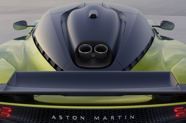 Суперхибридът получава средно разположение на двигателя, в което ключова роля в него се играе Mercedes-AMG V8 M178 с &bdquo;плосък&ldquo; колянов вал и сух картер (това е взето GT Black Series). След редица ъпгрейди той вече развива 828 к.с. И като се добавят трите електромотора (единият е вграден в осемстепенен преселективен "робот", а другите два - на предните колела), мощността скача до 1079 к.с.