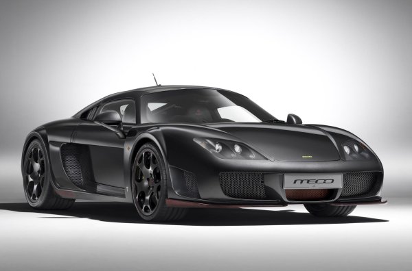 Малките английски компании често и са принудени да заемат задвижващи системи от трети страни. Noble Automotive, например, използва двигатели Ford за своите модели. Изключение прави купето със среден двигател и M600 (2010&ndash;2018), което получава V8 B8444S с обем от 4.4 литра и цилиндровия блок на 60 градуса. Този мотор е проектиран от Yamaha за Volvo и е известен с първото поколение XC90 и второто на S80. 