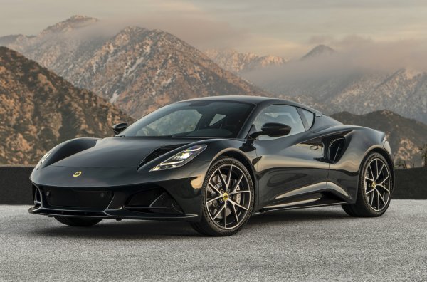 Подобно на много от сънародниците си, британският Lotus няма възможност да развива собствени агрегати. Вярно е, че има изключения, но марката разчита основно на чужди двигатели. И така Emira се предлага с такива мотори. Първият е модифициран компресорен Toyota V6 с обем от 3,5 литра (до 405 к.с.). Вторият е 2,0-литровия, 4-цилиндров с турбо  Mercedes-AMG M139.

