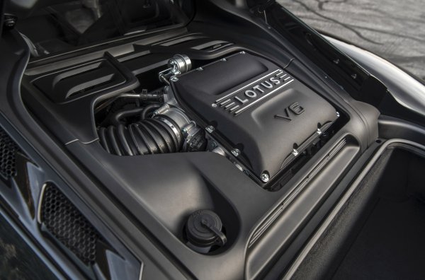 Двигателят се появи под капака на Lotus в рамките на сътрудничество, в което германците са технически партньор. Ако двигателите на Mercedes в интерпретацията на Aston Martin са забележимо по-мощни от първоначалните, то в този случай е точно обратното. Фабрично M139 произвежда от 382 до 469 к.с., но при Emira има скромен диапазон, тъй като излезе във версия с 365 к.с., а през миналата година се появи и Turbo SE с 406 к.с. 