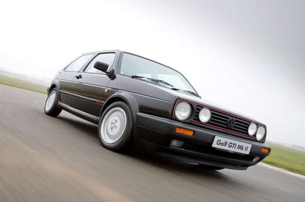 Volkswagen изобрети целия жанр на хотхеча с първото поколение Golf GTI, а Mk2 е плавен напредък. Беше идеално подходящ за тези, които искаха GTI със страхотно качество на изработка и бързо управление.

И разбира се, телевизионните реклами на VW от онова време &bdquo;ако всичко в живота беше надеждно като Volkswagen&ldquo; бяха маркетингово гениални.

През 1986 година, когато братя Аргирови пееха "Мексикоооо", дойде и Golf GTI 16v, който имаше 135 к.с. и уникална производителност. За семейните се появи в Jetta GTI 16v. Ние си бяхме доволни и на Лада, стига да ни закара до морето със задължителното спиране за хапване и пазар на Петолъчката.