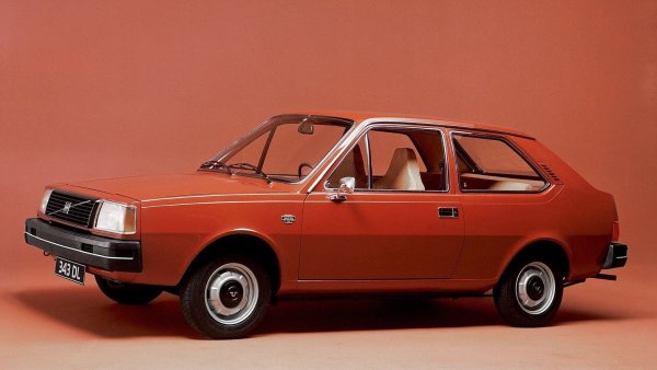 Историята на семейството 300, което се появява през 70-те години на миналия век в гамата на Volvo, е не по-малко интересна. Моделите с индекс 343 и 345 са разработени от инженерите на холандската компания DAF като част от проекна P900, за чиято реализация се търси външен партньор.
