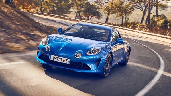 В зората на разработката на купето със средно разположение на двигателя Alpine A110 френските инженери от компанията-майка Renault работят съвместно с колегите си от британската фирма Caterham, които имат огромен опит със създаването на леки спортни коли.  Именно британците имат основна заслуга за направата на шасито и за олекотяването на колата, която трябва да излезе на пазара под името Catheram C120.
