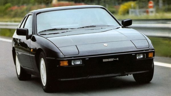 Подобна история се случва и с Porsche 924 през 70-те години на миналия век. Това е проект за спортен автомобил, върху който работят Volkswagen и Porsche, като колата трябва да излезе под двете марки.  При &bdquo;народната&ldquo; (VW) това трябва да бъде новият флагман, а при Porsche точно обратното - масов и достъпен автомобил с нетрадиционното за марката разположение на мотора отпред. 
