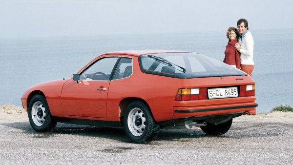 Новият модел трябва да замени остарялото Poersche 914, но началото на световната петролна криза през 1973 г. слага проекта на пауза. След това ръководството на VW решава да спре разработката на модела, което обаче не устройства Porsche, тъй като 914 е старо и му е време за пенсия, но няма заместник. Затова и компанията продължава проекта и го завършва самостоятелно.
