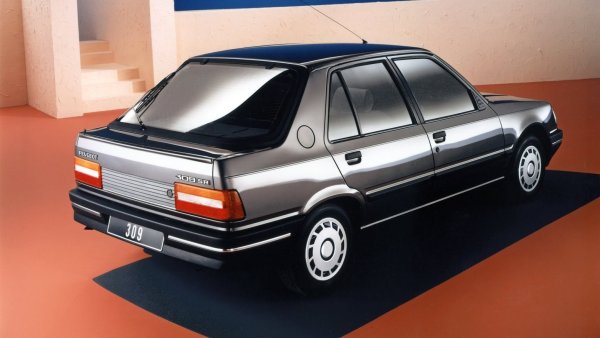 Производството на автомобила стартира през лятото на 1985 г., като почти веднага той става част от гамата на Peugeot. Там 309 се присъединява към големите седан и комби 305. По-късно - през 1993 г., дебютира Peugeot 306, което заменя хечбека 309, а семейството 305 отстъпва мястото на седана 405.
