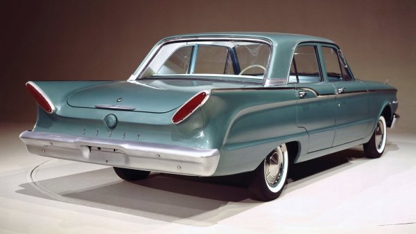 Моделът Comet трябва да се настани най-ниско в гамата на Edsel, но вместо това спешно е прехвърлен на подразделението Lincoln Mercury. Интересното е, че в продължение на 2 години автомобилът се продава само като Comet и едва през 1962 г. получава името Mercury Comet.
