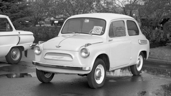 Дори съветската автомобилна промишленост познава примери на модели, които са разработени от един прозводители, но са пуснати на пазара от друг. Във времената на СССР това се дължи на липсата на оборудване и части или на голямо натоварване на поточните линии в конкретния завод. Така проектът за малолитражка е дело на НАМИ и на Московския завод (МЗМА), където произвеждат &bdquo;Москвич&ldquo;.
