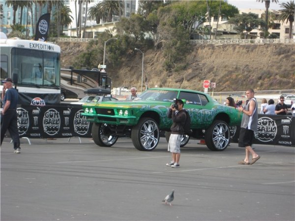 Buick Riviera оборудван с 30-инчови джанти