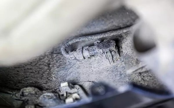 Сензорът за присъствие на пътниците в салона също може да се повреди - той ще трябва да бъде сменен заедно с възглавницата на седалката. Датчиците на парктроника страдат от близостта на изпускателната система и започват да пропускат влага, което ги вади от строя.