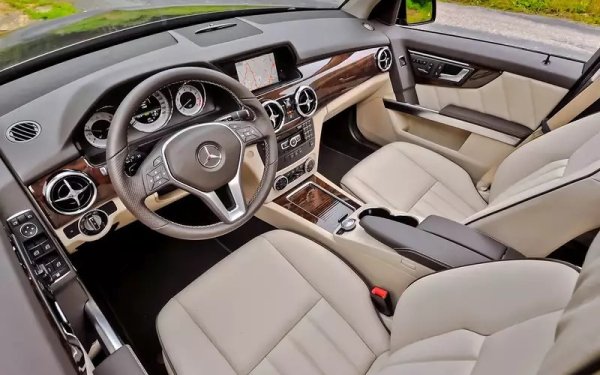 Този Mercedes-Benz изненадва с ниското си качество на интериора. Коженият волан обикновено се протрива прези 200 000 км. При автомобили преди фейслифта, при ниска скорост или когато е паркирана, автоматичната скоростна кутия може сама да превключи от режим D в режим Park - вината е електрониката на ключа за запалване EZS, тъй като престава да разпознава ключа.