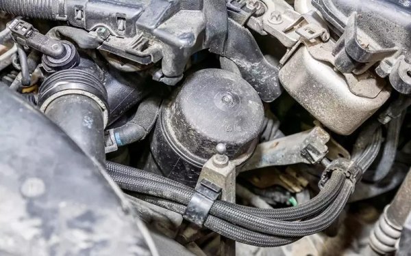 Дроселовата клапа е разположена на неудобно място - съединителите на окабеляването стават изтичащи. Както при другите двигатели, продължителността на живота на сензора за масов въздушен поток (MAF) зависи от чистотата на въздуха. Когато сменяте филтъра, трябва да нарушите блока за управление на двигателя, което с течение на времето се отразява на състоянието на окабеляването му.

Както при почти всички двигатели на Mercedes-Benz, с течение на времето модулът на масления филтър започва да тече. Пластмасовото му тяло се изкривява и уплътнението вече не издържа. Единственият изход е да смените целия модул.