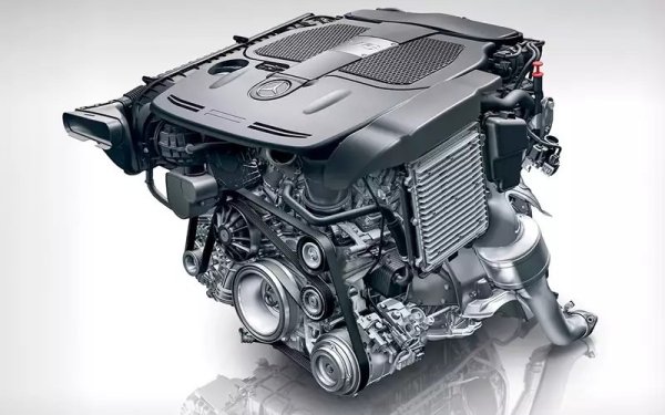 По-сложните 3.5-литрови M276 и 2,0-тровите M274 (на снимката) двигатели с турбокомпресор имат алуминиеви блокове с чугунени втулки и директно впръскване. И при тях се отчитат проблеми - помпата за впръскване на гориво, регулаторът на налягането, пиезо инжекторите се повреждат, отлаганията се появяват върху всмукателните клапани, съединителите на разпределителния вал и веригите ("шестакът" има три от тях) се повреждат.