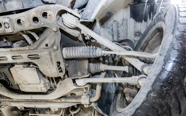 До 200 000 км гумата на еластичните съединители на задния кардан се уморява и напуква. Задвижващият вал на предното ляво колело минава през картера на двигателя. Лагерът, разположен там, се износва след 60 000-100 000 км поради замърсяване, разграждане на смазката и корозия. 