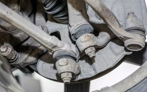 Сайлент-блоковете обикновено издържат до 80 000 км, а сачмените лагери обикновено изкарват до 120 000 км. 