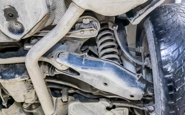 Задното окачване, като цяло е много по-здраво, като основните му детайли изискват проверка след 160 000 км.