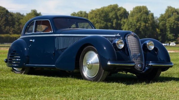 Този модел успява да предефинира марката за ново поколение ентусиасти през 30-те години на миналия век. Той е представен за първи път в готова за състезания форма 2900A през 1935 г., демонстрирайки своето състезателно майсторство, като печели „Миле Миля“ през 1936 и 1937 г. под ръководството на младия Енцо Ферари. 

Моделът 2900B е представен през 1937 г. като по-изтънчен, ориентиран към пътя аналог, като най-зашеметяващият вариант е Berlinetta с каросерия на Carrozzeria Touring.

Автомобилът комбинира световно представяне с елегантния дизайн на Touring, доказвайки се като най-добре изглеждащият от многото предлагани каросерии 8C, както и една от най-бързите. Днес колата се смята за една от най-желаните в редиците на Alfa Romeo. През 2019 г. един екземпляр беше продаден за 16 745 600 евро, което го нареди на трето място по цена сред автомобилите преди Втората световна война.
