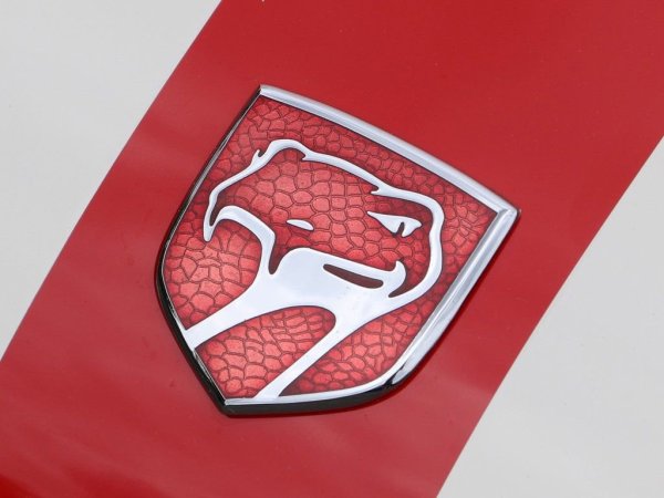 Когато Боб Луц, Франсоа Кастен и Том Гейл обмисляли потенциални имена за концептуален автомобил, вдъхновен от Shelby Cobra, те знаели, че трябва да е змия. Аспида? Твърде малка. Гърмяща змия? Никой не иска кола, която трака. Луц казал, че Viper (пепелянка) е най-подходяща. Същото важи и за скицата на първата емблема, известна галено като Sneaky Pete (комбинатор, нещо като Хитър Петър).
