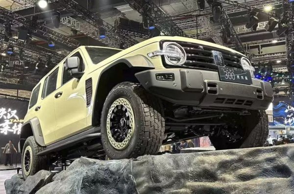 Специална офроуд версия на модела дебютира на изложението в Шанхай. Моделът има независимо окачване отпред, модифицирано кормилно управление, увеличено междуосие и 3-литров бензинов V6 двигател от Tank 500. Автомобилът, насочен към заможните фенове на офроуда, ще замени Tank 330 в модифицираното семейство.
