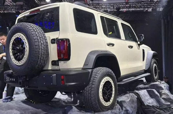 Предният мост е изместен напред, а двигателят е преместен в пределите на междуосието, за да побере моста. Предната броня е модифицирана, предвидени са "зъбати" гуми и бедлок джанти, а задният мост е подсилен. Двигателят с мощност от 354 конски сили и 500 Нм е комбиниран с 48-волтов стартер-генератор и 9-степенна автоматична скоростна кутия. В салона новият модел повтаря актуализираната версия на оригинала.
