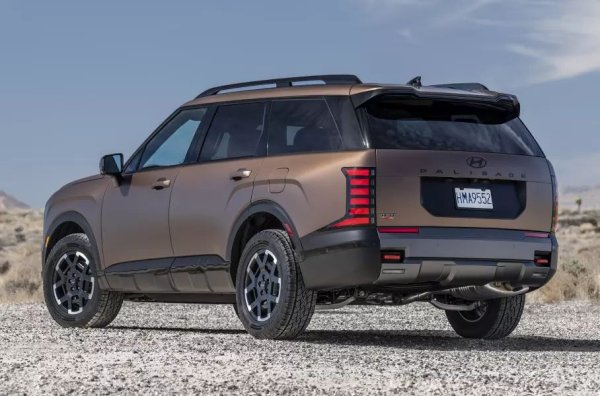 За пазара в САЩ е запазен големият атмосферен двигател, 3,5-литровия V6 с директно впръскване, който произвежда 291 к.с. и 353 Нм, работещ в тандем с 8-степенна автоматична скоростна кутия. Налична е и хибридна модификация, която има 2,5-литров турбо двигател с мощност 262 к.с. и 6-степенна автоматична трансмисия с вграден електромотор. Комбинирано системата осигурява 334 к.с. и 460 Нм, а общият пробег достига 996 км.
