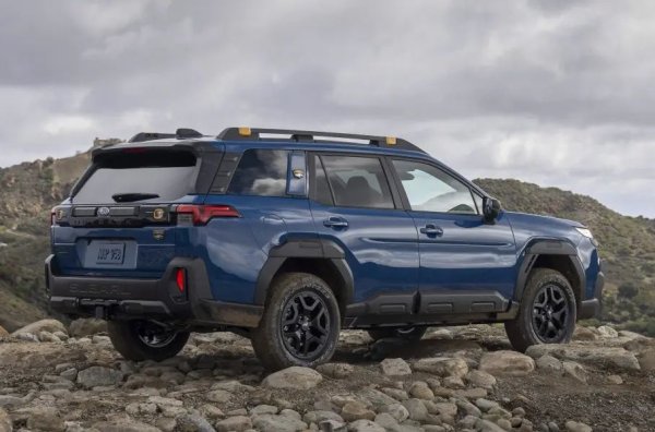 Останалите разлики включват пластмасов бодикит, допълнителна защита на дъното, подсилено окачване с адаптивни амортисьори и 17-инчови джанти с офроуд гуми вместо 19-инчовите при другите версии. Тази версия ще се предлага само с 2,4-литров турбо двигател с мощност 264 к.с. Продажбите ще започнат през 2026 г.
