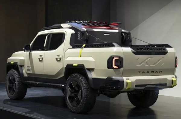 Моделът се различава от другите версии с 35-инчовите "кални" гуми, увеличената следа, повдигнатото окачване, лебедката и аксесоарите за покрива.
