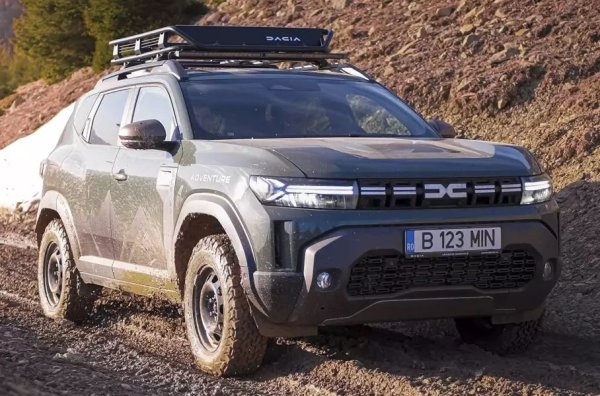 В Румъния е налична офроуд версия на кросоувъра. Ще бъдат сглобени само 23 бройки на цена от по 32 600 евро или с 6300 евро повече от оригинала. Настоящото поколение има само една версия със задвижване на всички колела: 1.2-литровият трицилиндров турбо двигател е комбиниран с 6-степенна ръчна скоростна кутия, а задният мост е свързан чрез муфа. Именно тази версия стана "донор" за новия модел.
